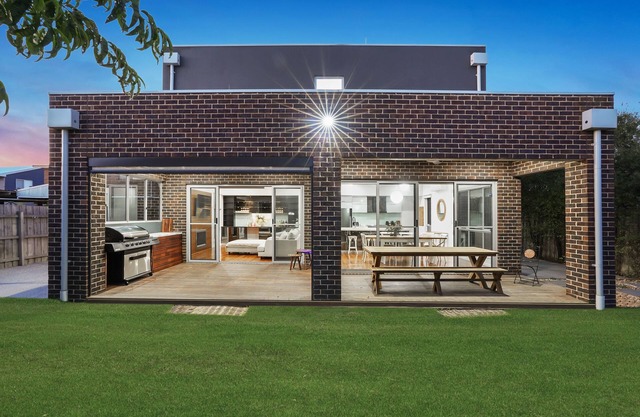 A family sized beach house just 2 mins from the beach and 1.6km from town.