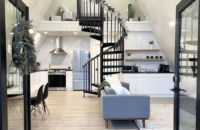 A-Frame Cabin 2: Hot tub & view!