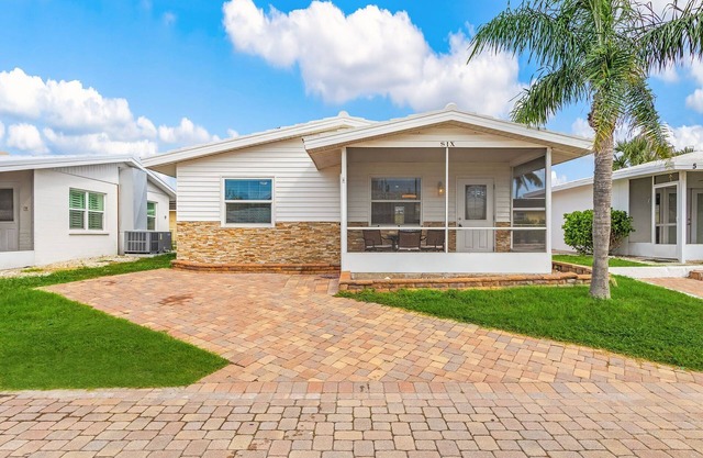 A Great Day At The Beach! - Aloha Kai #6 - Roelens