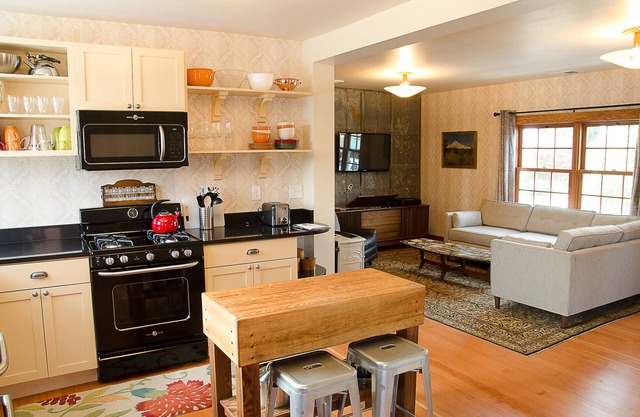 A Handsome Newly Remodeled Vintage Inspired Apartment In Downtown Newberg, OR