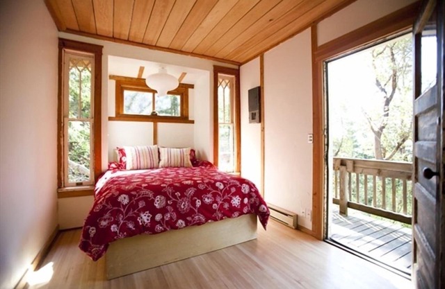 A Happy Nest up in the trees, unique Salt Spring Cottage close to town