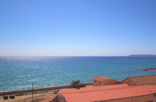 A jewel just 100 meters from Postiguet beach, with sea views.