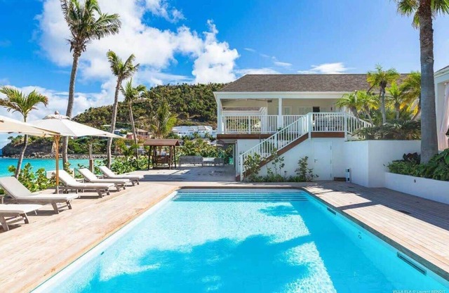 A nice 8 bedroom country house with spectacular beach view and private swimming