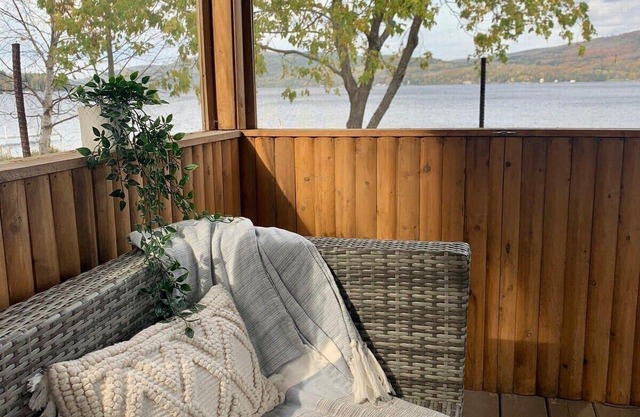 A Peaceful Waterfront Escape - La Perle du Lac