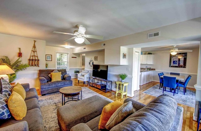 A Pelican Dance: Pet-friendly Condo in the heart of Ocracoke Village
