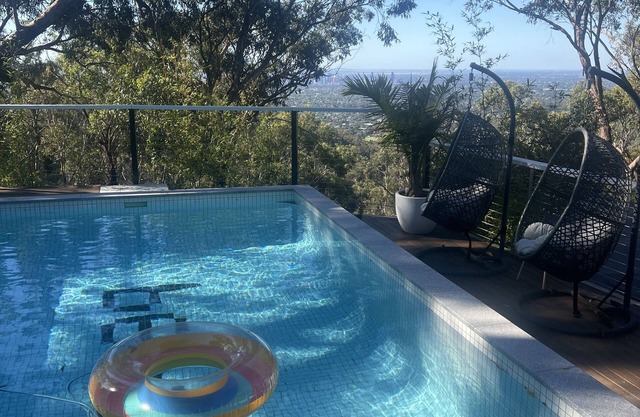 A place to relax in peace. Spa, fire pit, city lights and a pool.