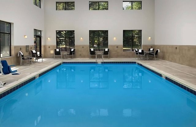 A Place You'll Surely Enjoy! 2 Relaxing Units, Indoor Pool, Free Breakfast!
