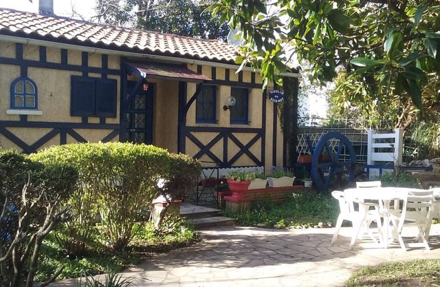 A PRETTY FRENCH DETACHED HOUSE IN A NICE GARDEN-10mn for Beaches or La Rochelle