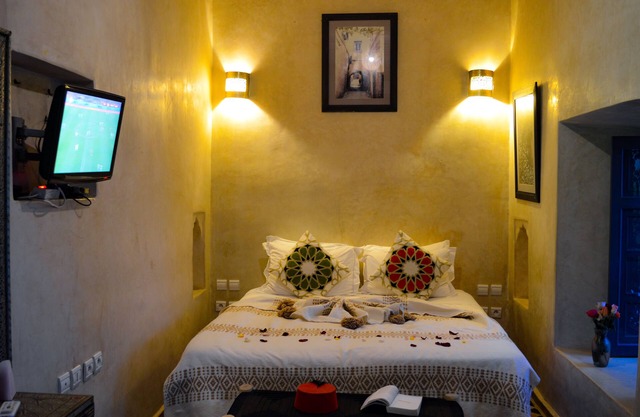 A private Double Room in a Beautiful, Quiet Riad with plunge pool, wifi terrace
