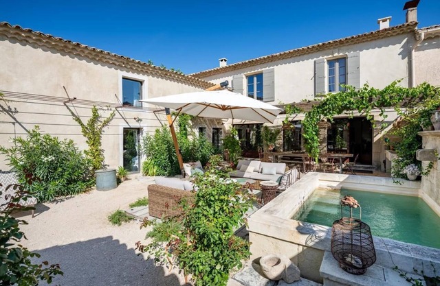 A Provencal gem in the heart of a village with swimming pool