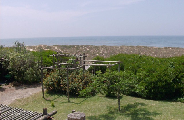 A quiet and relaxing place! House on the sea front with a superb garden.