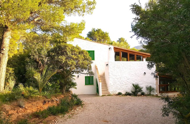 A quiet house in the valley, ideal for families.