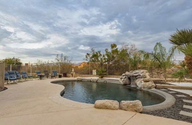 A Real Gem- Your Modern Oasis Awaits! Pool/Indoor Sauna/Work Out Room