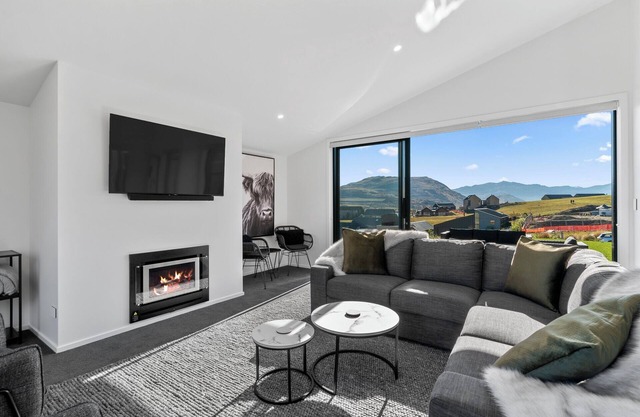 A Remarkable Stay - Jack's Point Holiday Home