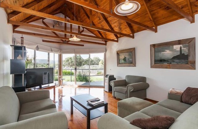 A RIVER BED COTTAGE - Relax and unwind in this spacious cottage by the river