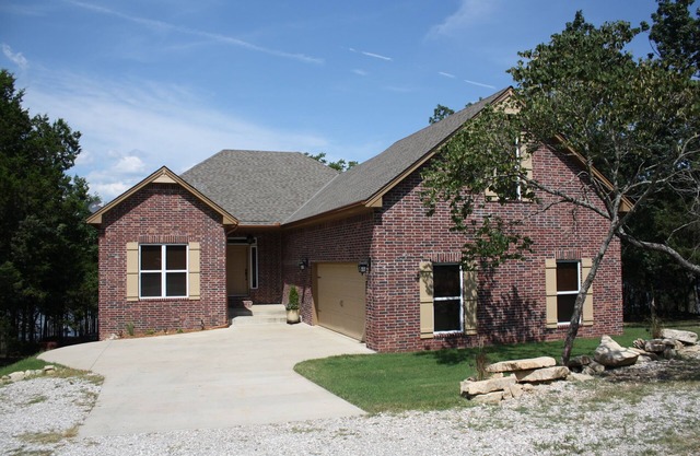 “A Shore Thing “ A Gorgeous Lakefront Home Steps Away From Beaver Lake