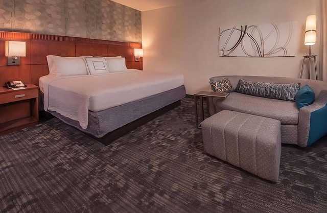 A Short Drive to Tomb of the Unknowns! 4 Units w/Parking & Onsite Starbucks!