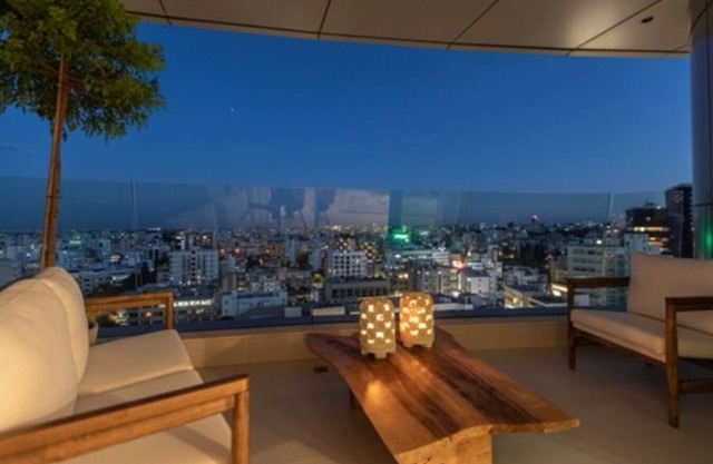 A spectacular suite apartment on a new high rise