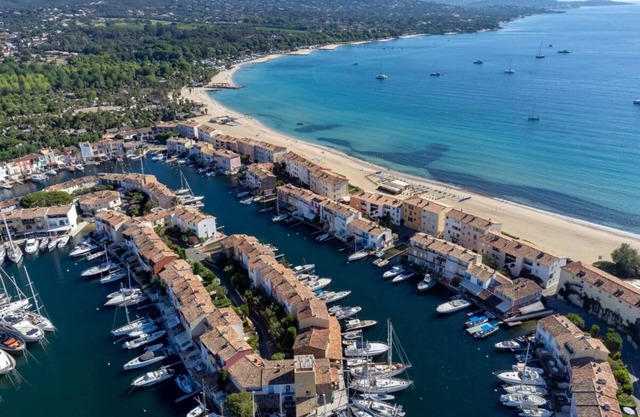 A STONE'S THROW FROM THE GULF OF SAINT-TROPEZ; IN THE HEART OF THE VINEYARDS