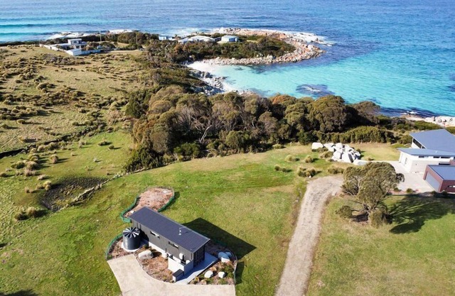 A tiny retreat located on the stunning Bay of Fires coastline