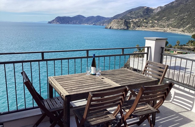 A typical Ligurian house in MANAROLA with roof terrace, sea views and AC.