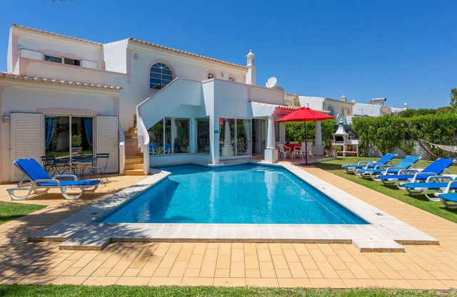 A unique house in a fabulous position near Galé beach