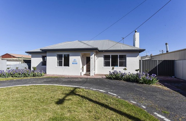 "A Wave From It All" is a Cosy 3 bedroom 1950's Mt