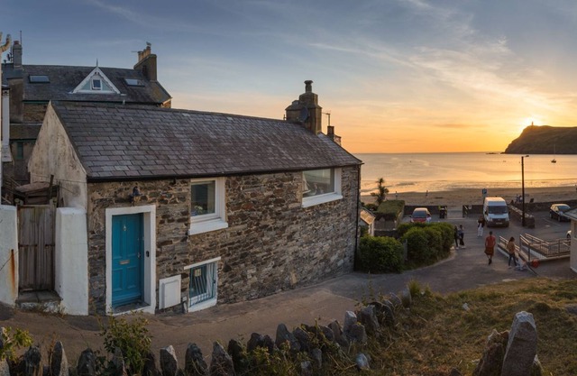 A wonderful coastal cottage, in a great setting close to the beach.