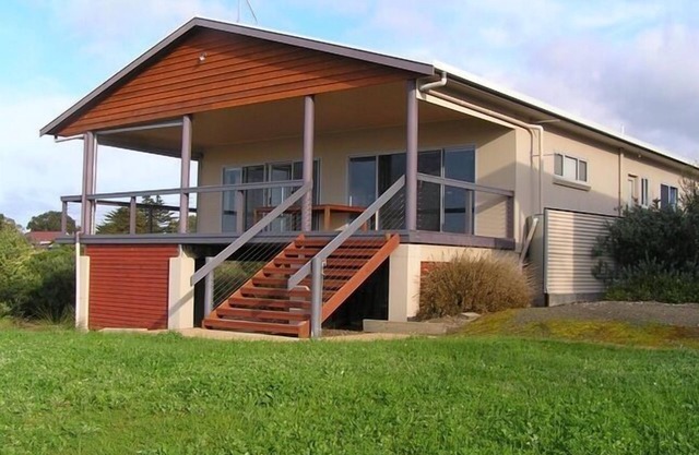 Aalen Beach House | Kangaroo Island - Direct beach access in a central location