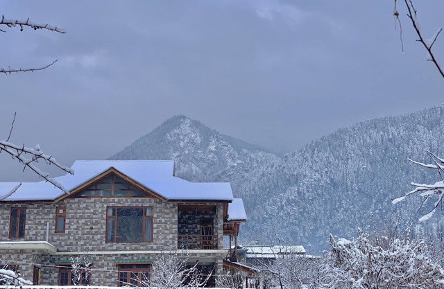 Aananda-Boutique Stays Manalin