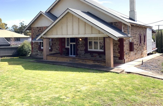 Aberdeen Cottage. Full Breakfast Supplies provided.