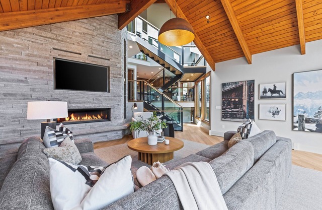 Abode at Pinnacle | Remodeled Deer Valley Condo | Perfect Location | Concierge Services