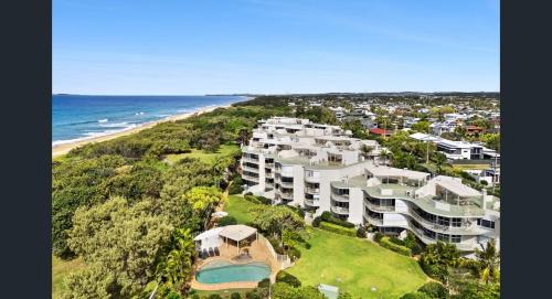Absolute Beachfront Apartment, Kawana Beach Escape