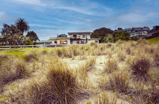 Absolute Beachfront Onemana Pararaiha