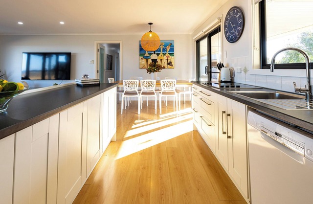 ABSOLUTE BEACHFRONT - Smooth Sailing Yorke Peninsula