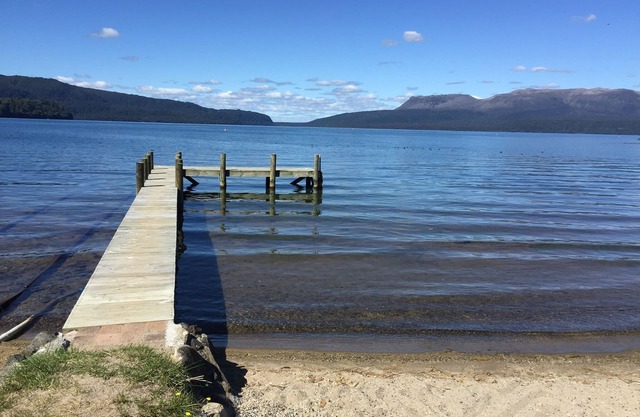 ABSOLUTE LAKE EDGE , FLAT LAWN, BEACH & JETTY