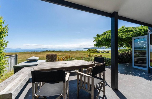 Absolute Lake Front - 5 Mile Bay