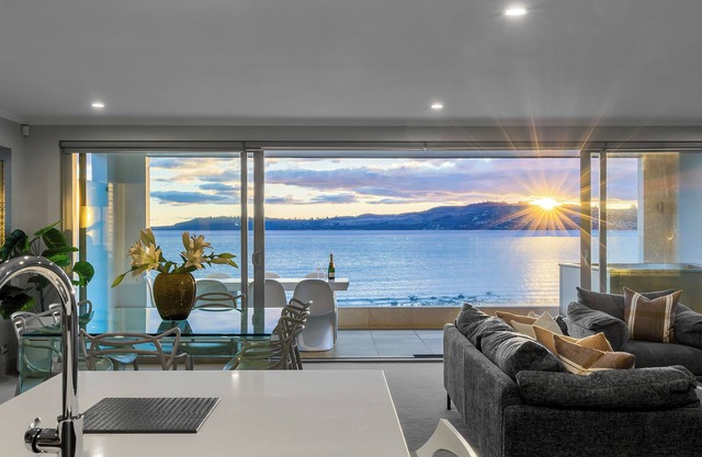 Absolute Lakefront - Views, Spa, Pool and Gym