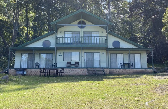 Absolute Waterfront - Banksia Chalet at Shoalhaven Lodge