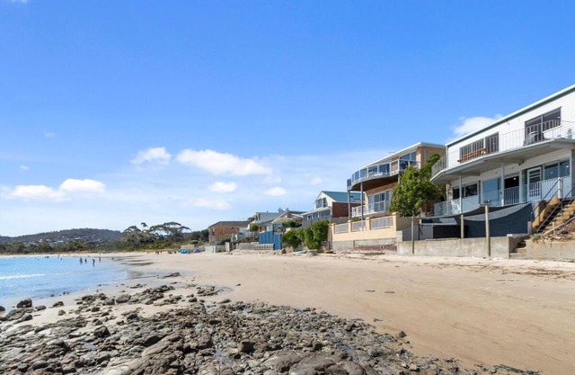 Absolute Waterfront Only 15 minutes From Hobart