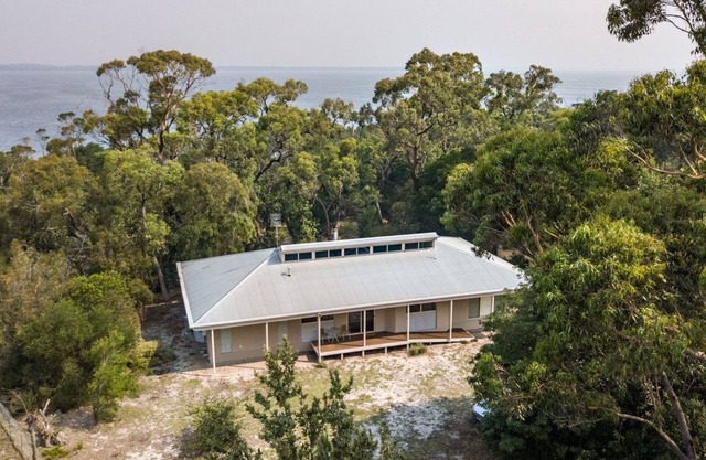 Acacia - Quiet, relaxing holiday house on Lake Victoria with your own beach