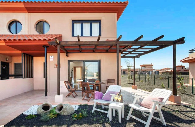 Accommodation 'Casa Bonita Lajares Fuerteventura' with Sea View, Shared Pool and Wi-Fi