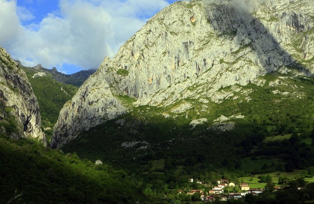 Accommodation in the mountains. Jacuzzi. Picos de Europa. Asturias. Cangas de Onis.