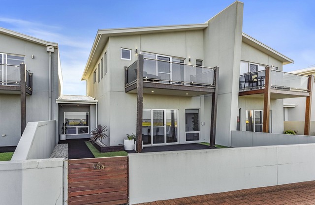 Ace Bayview Beachfront apartment is located in the heart of Port Mac Donnell.
