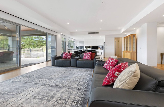 Acreage Farm Stay by Ready Set Stay - Cottage and House