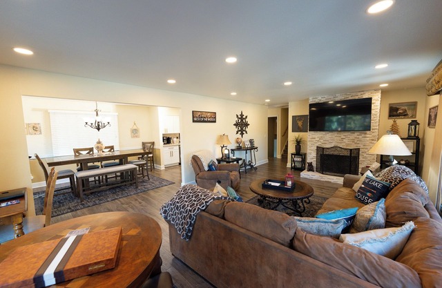 ACROSS FROM LAKE! 225 FIVE STAR REVIEWS! JACUZZI, POOL TABLE, PACMAN, EV CHARGER