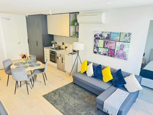 ADEK Apartments North Melb - 2BR Apt near Melb Zoo with free Parking, Pool & Gym