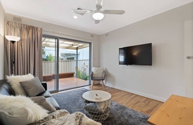 Adelaide 2 bedroom unit with free WIFI, Netflix & parking
