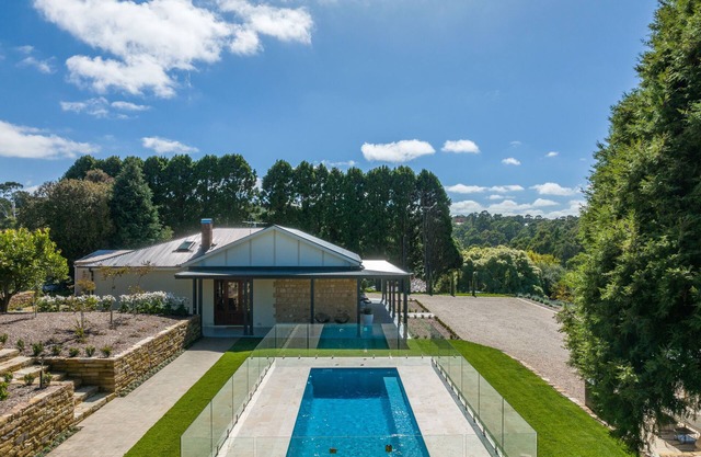 Adelaide Hills luxury cottage spectacular views