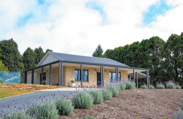 Adelaide Hills luxury cottage with sauna and heated pool 20 mins from Adelaide